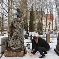 Johann Köleri hauale küünalde asetamine