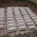 Punamonumentidega tähistatud ühishaudade säilmete ümbermatmine Suure-Jaani Pihlaka puiestee kalmistule.