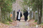 Punamonumentidega tähistatud ühishaudade säilmete ümbermatmine Suure-Jaani Pihlaka puiestee kalmistule.