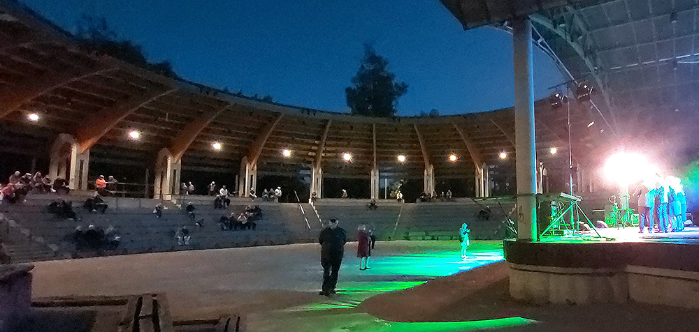 Sõprusomavalitsuses Hajnowkas. Vabaõhukontsert amfiteatris.